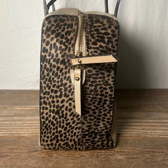 Innue—Chic Beige and Black Satchel with fur accents - Picture 3 of 13